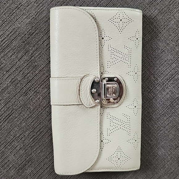 Louis Vuitton Women's Ivory Iris Mahina Amelia Wallet 100% Guaranteed Authentic - Picture 1 of 14